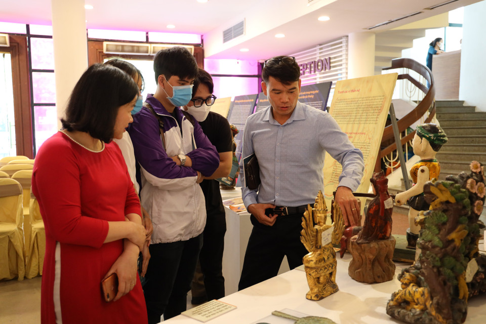 Khách tham quan tìm hiểu về các hiện vật trong bộ sưu tập của ông Mark Rapoport, một bác sỹ người Mỹ có 20 năm sống tại Việt Nam. (Ảnh: Minh Thu/Vietnam+)