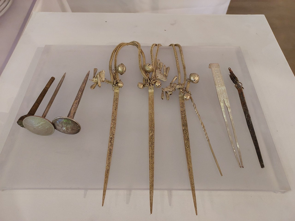 Bộ sưu tập trâm bằng kim loại. (Ảnh: Minh Thu/Vietnam+)