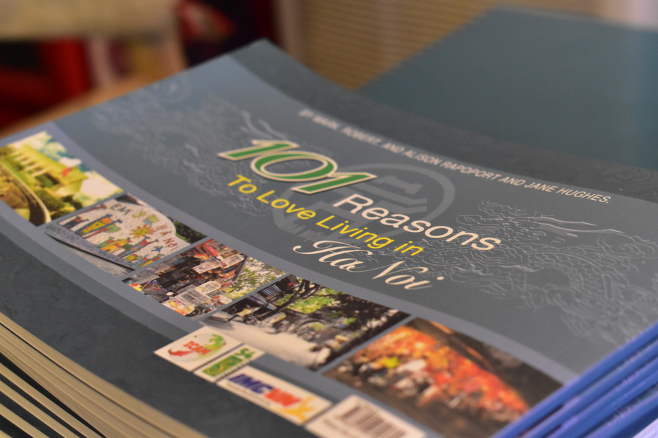 Công chúng tới tham dự buổi lễ có cơ hội nhận cuốn sách “101 Reasons To Love Living in Hanoi” (101 lý do thích sống tại Hà Nội) do Bác sỹ Mark Rapoport chấp bút. (Ảnh: Phương Linh/Vietnam+)