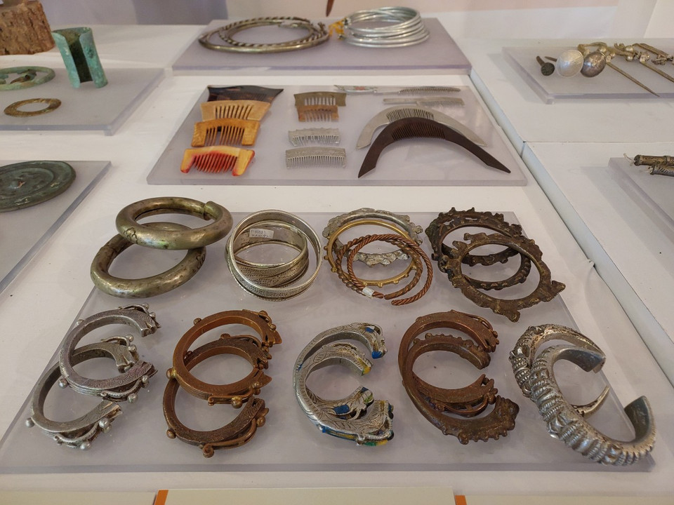 Những chiếc vòng tay trong bộ sưu tập. (Ảnh: Minh Thu/Vietnam+)