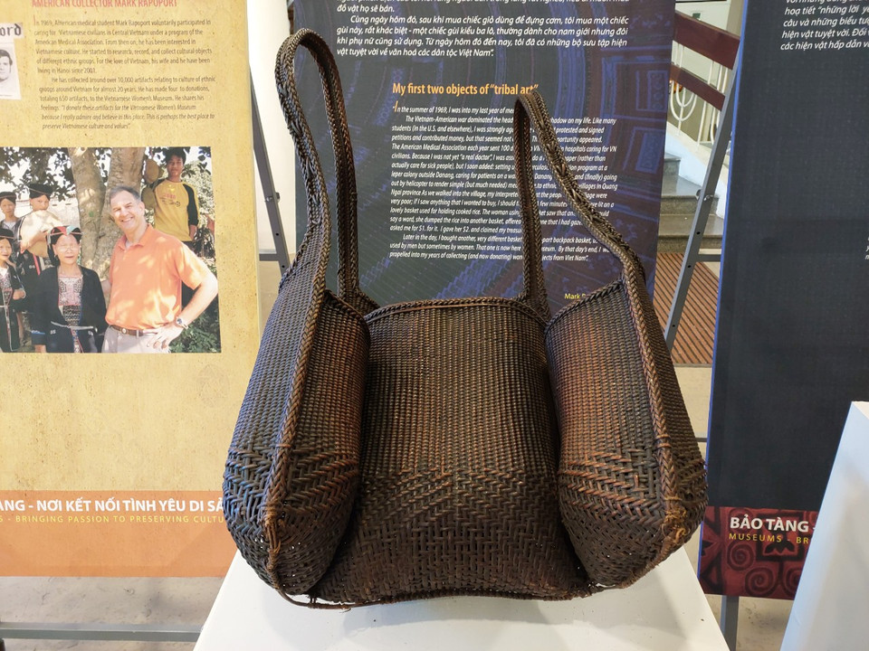 Chiếc gùi 3 ngăn, một trong hai hiện vật đầu tiên ông Mark Rapoport sưu tập được ở Việt Nam. (Ảnh: Minh Thu/Vietnam+)