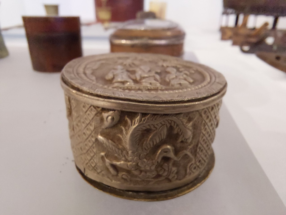 Hộp đựng trầu chạm khảm tinh tế. (Ảnh: Minh Thu/Vietnam+)