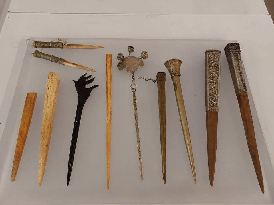 Những chiếc trâm cài tóc. (Ảnh: Minh Thu/Vietnam+)