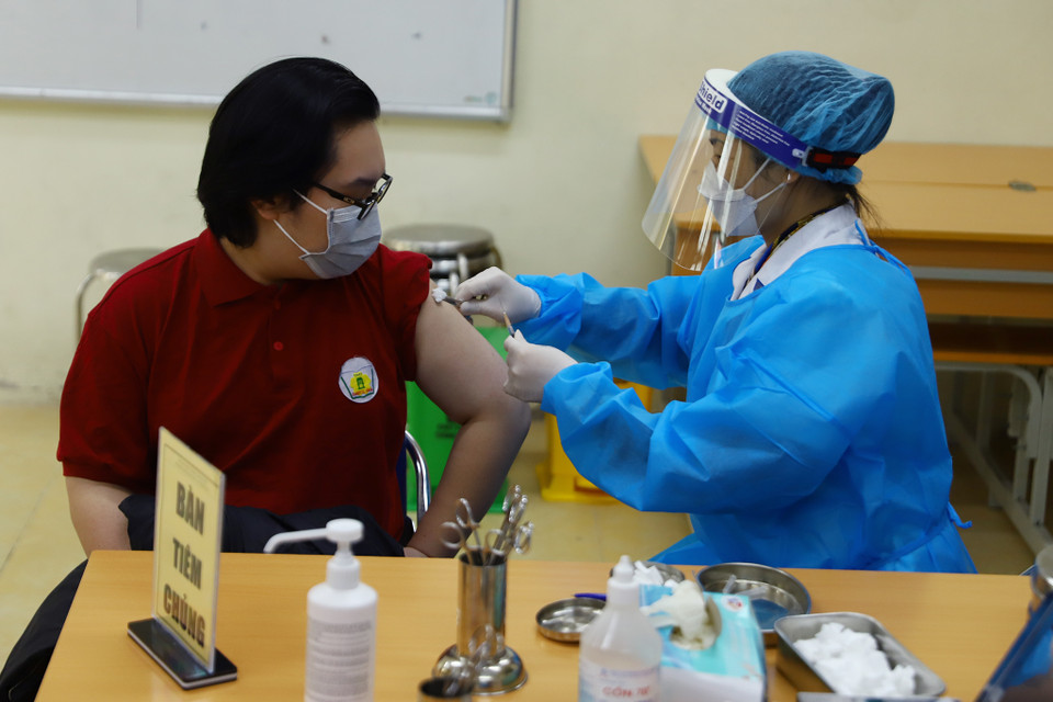 Em Vũ Nhật Minh, học sinh lớp 10A12 cho hay dù hơi lo lắng về các tác dụng phụ của vaccine nhưng em rất háo hức khi được đi tiêm vaccine ngừa COVID-19, được gặp các bạn và đặc biệt là sắp được trở lại trường học trực tiếp sau thời gian dài phải học trực tuyến. (Ảnh: Hoài Nam/Vietnam+)
