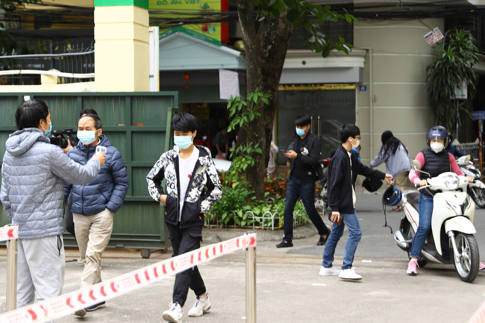 Học sinh phải đến trường cùng phụ huynh hoặc người giám hộ. (Ảnh: Hoài Nam/ Vietnam+)