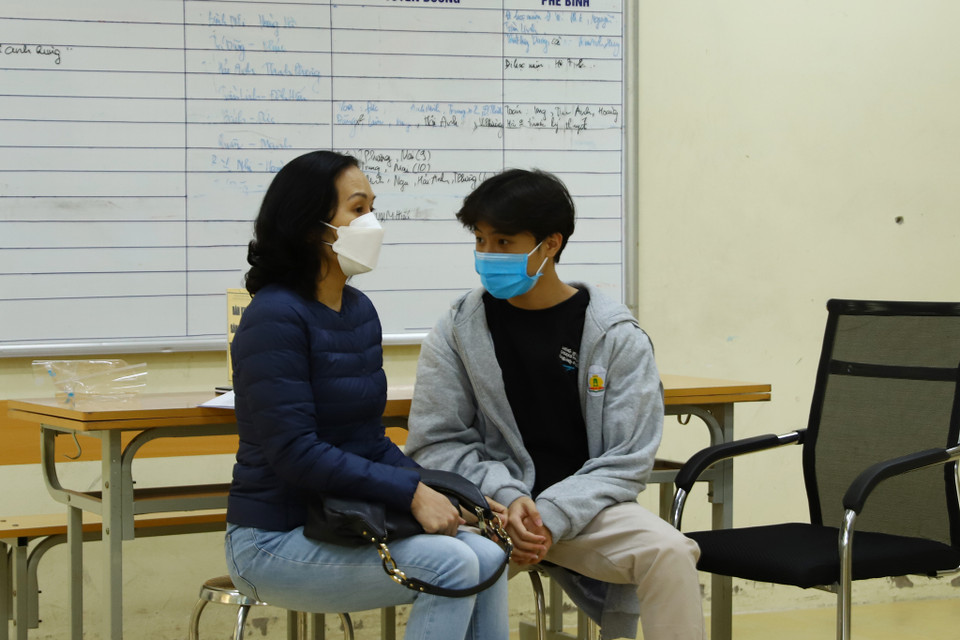 Chị Vũ Thị Phương Thảo, phụ huynh học sinh Trần Hải Đăng, lớp 12A3 chia sẻ gia đình mong chờ đến ngày con được tiêm vaccine. 'Các thầy cô rất tận tình trong dạy trực tuyến nhưng việc dạy trực tuyến không thể hiệu quả bằng học trực tiếp trong khi năm nay lại là năm cuối cấp. Vì vậy tôi rất vui khi con được tiêm vaccine và sẽ được đi học trở lại.' (Ảnh: Hoài Nam/ Vietnam+)