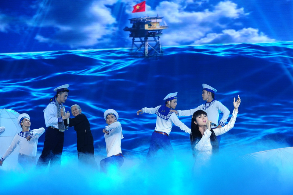 Nam Cường-Vân Trang với “Trường Sa-Tổ quốc mẹ hiền” (Ảnh: BTC)