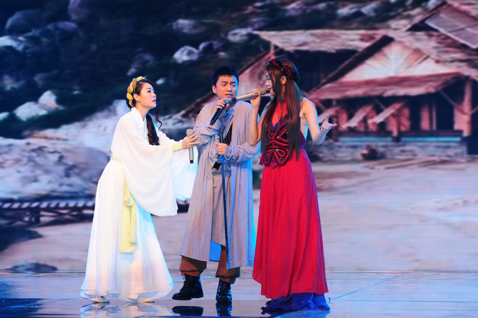 Phần trình diễn của Quế Vân-Minh Thư có sự giúp sức của “anh Hai” Lam Trường (Ảnh: BTC)