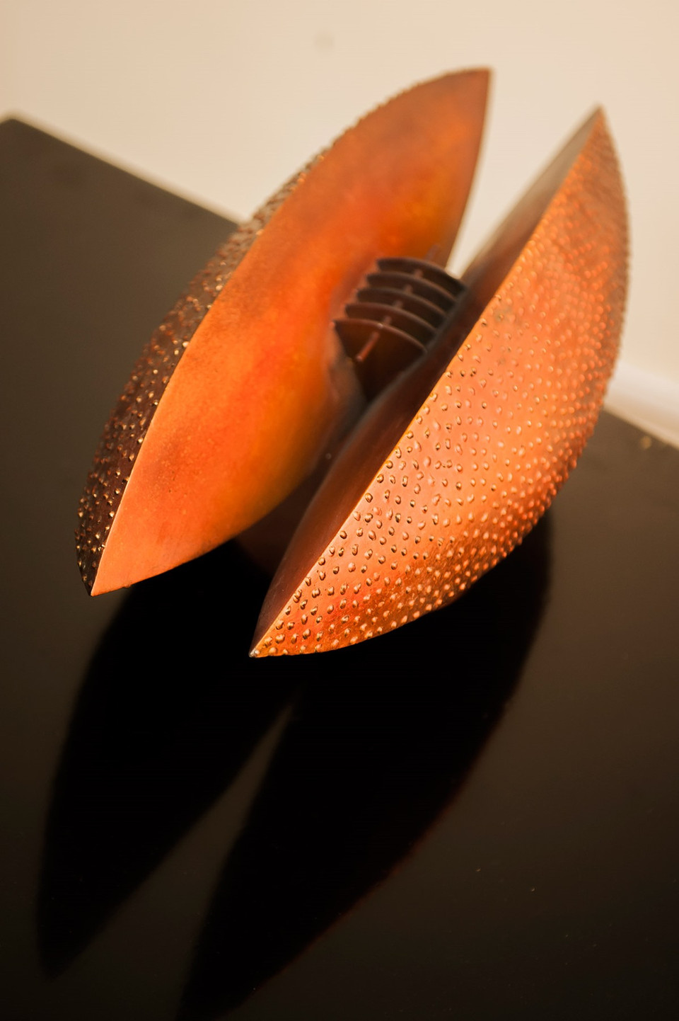 Tác phẩm điêu khắc 'Phôi' (chất liệu thép xi) của Bùi Hải Sơn. (Ảnh: BTC)