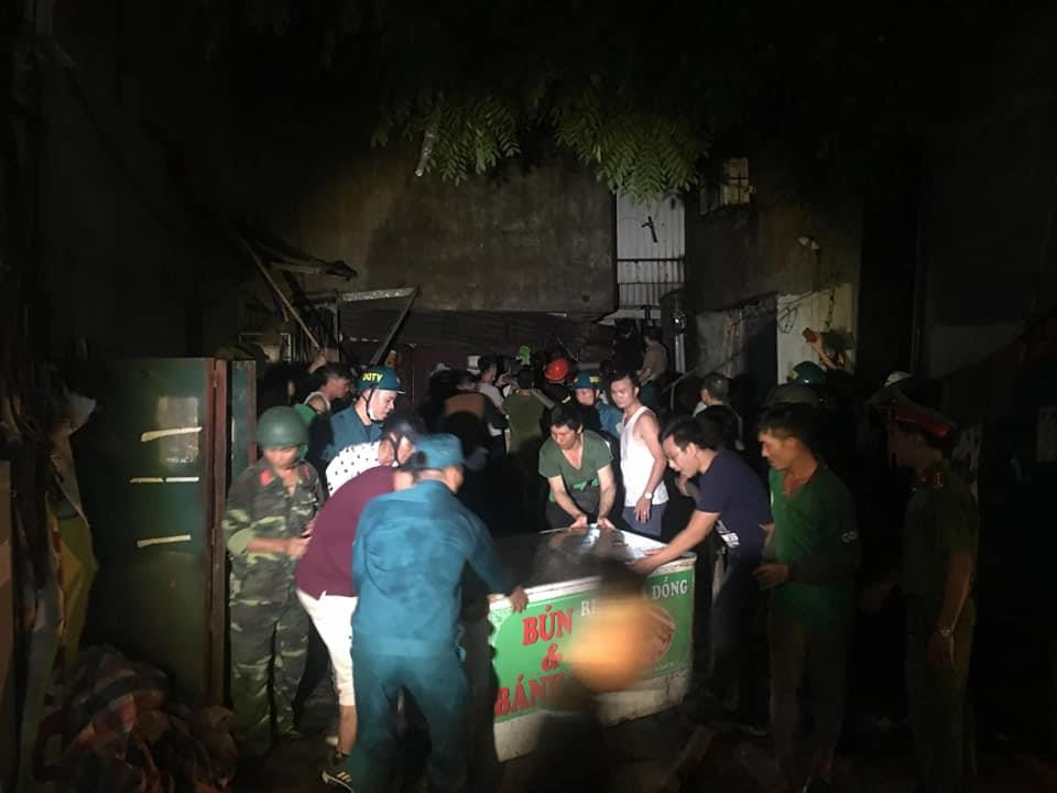 Người dân được thông báo ra khỏi nhà và di chuyển đồ đạc để đảm bảo an toàn.(Ảnh: Sơn Bách/Vietnam+)