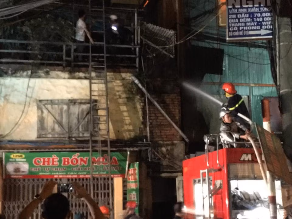 Lửa bốc lên rất dữ dội. (Ảnh: Sơn Bách/Vietnam+)