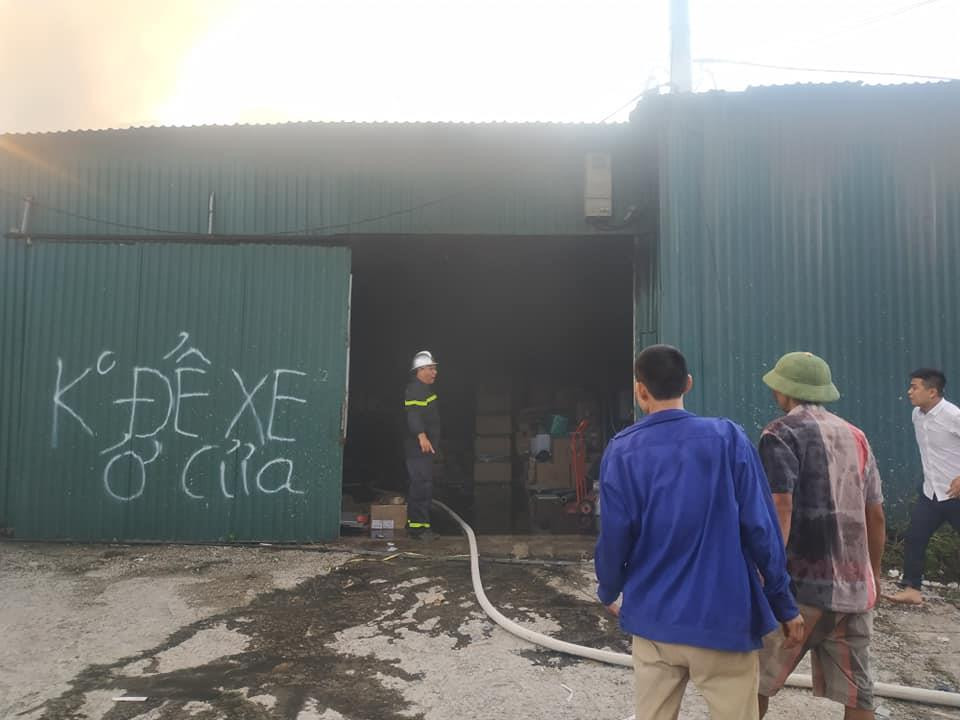 Khu vực bị cháy là một dãy xưởng tôn nằm sâu bên trong ngõ 286 Nguyễn Xiển. (Ảnh: Sơn Bách/Vietnam+)