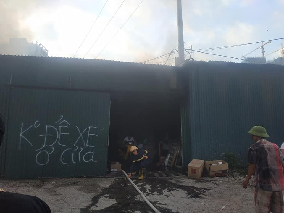 Đám cháy bùng lên dữ dội. (Ảnh: Sơn Bách/Vietnam+)