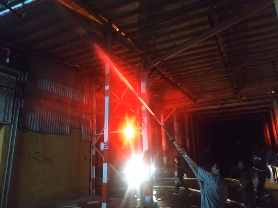 Do lửa quá lớn nên nguy cơ sập đổ dãy nhà xưởng này rất cao. (Ảnh: Sơn Bách/Vietnam+)