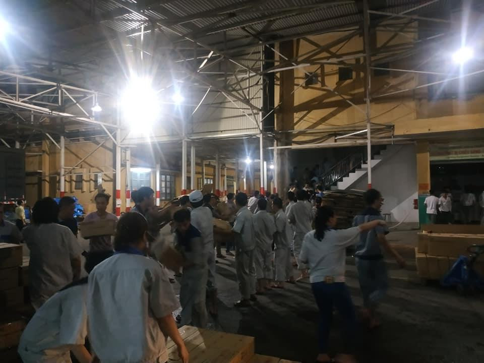  Hàng trăm công nhân đang được huy động để vận chuyển hàng hóa thiết bị ra bên ngoài. (Ảnh: Sơn Bách/Vietnam+)