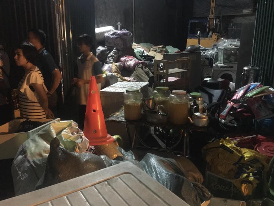 Xe cứu thương cũng đã được huy động tới hiện trường. Tới 20 giờ 20 phút, diễn biến đám cháy vẫn hết sức phức tạp. (Ảnh: Sơn Bách/Vietnam+)