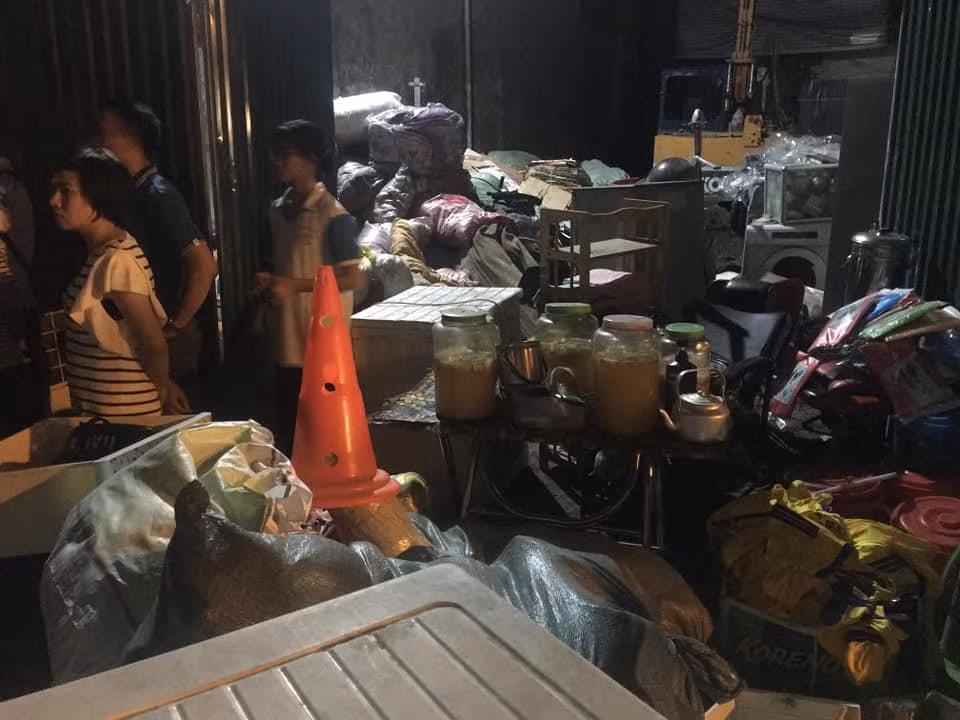 Xe cứu thương cũng đã được huy động tới hiện trường. Tới 20 giờ 20 phút, diễn biến đám cháy vẫn hết sức phức tạp. (Ảnh: Sơn Bách/Vietnam+)