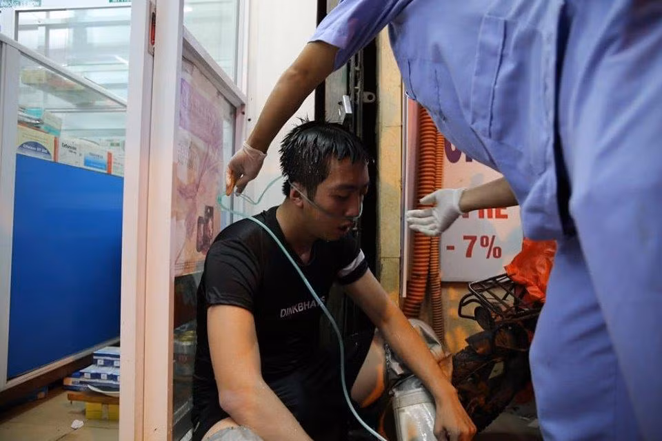 Một chiến sỹ phòng cháy chữa cháy bị ngạt khói trong quá trình dập lửa. (Ảnh: Sơn Bách/Vietnam+)
