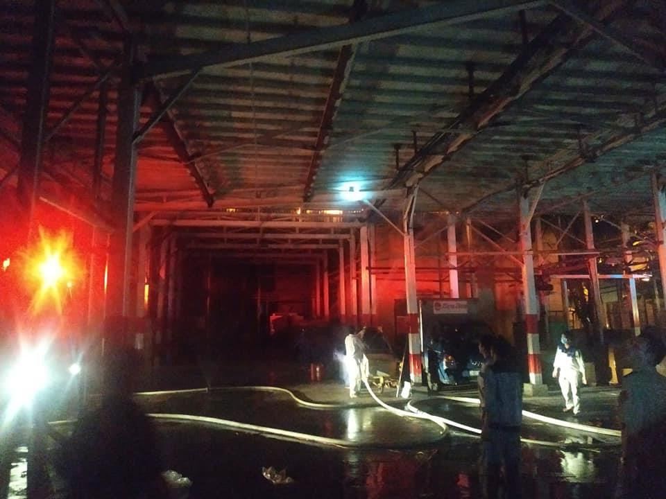 Toàn bộ khu nhà xưởng rộng hàng trăm mét đã bị lửa bao phủ. (Ảnh: Sơn Bách/Vietnam+)