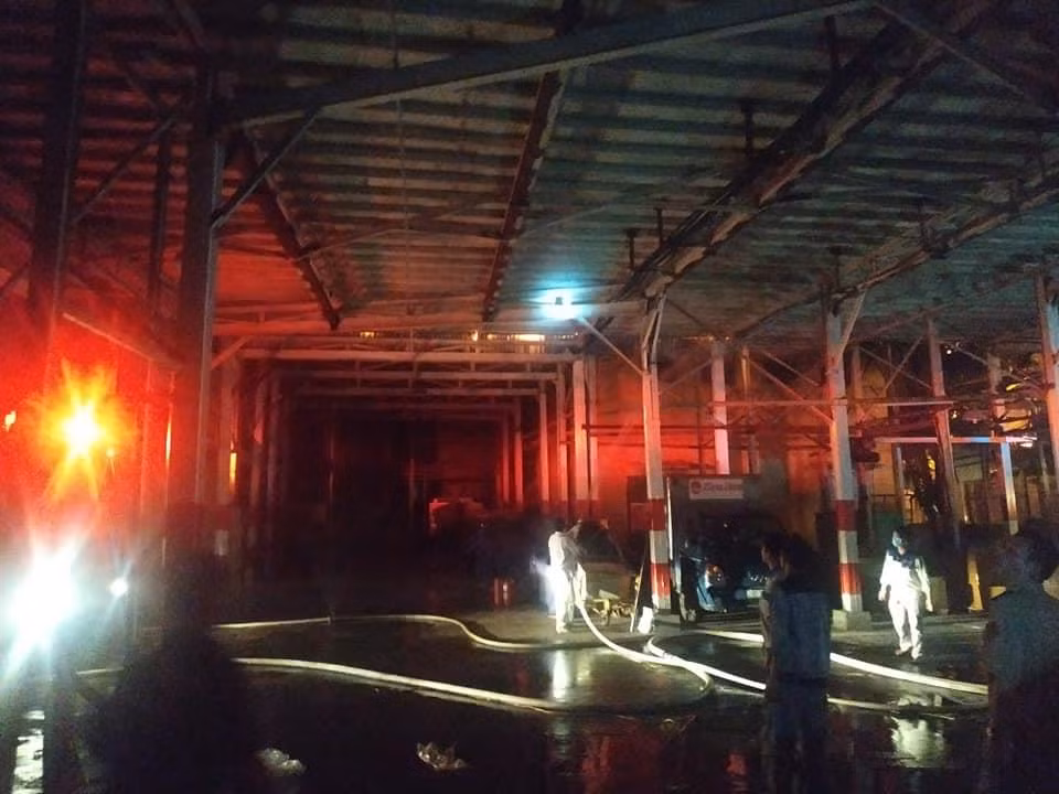 Toàn bộ khu nhà xưởng rộng hàng trăm mét đã bị lửa bao phủ. (Ảnh: Sơn Bách/Vietnam+)