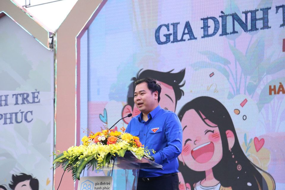 Phát biểu khai mạc Ngày hội, Ủy viên Ban chấp hành Trung ương Đoàn, Phó Chủ tịch Trung ương Hội Liên hiệp Thanh niên Việt Nam Nguyễn Xuân Hiếu cho biết nhắc đến gia đình là nhắc đến những điều vừa gần gũi, thân thuộc, vừa thiêng liêng, cao quý đối với mỗi con người. Việc xây dựng gia đình no ấm, tiến bộ, hạnh phúc là mục tiêu quan trọng được Đảng, Nhà nước khẳng định trong chiến lược phát triển kinh tế - xã hội đất nước. (Ảnh: PV/Vietnam+)