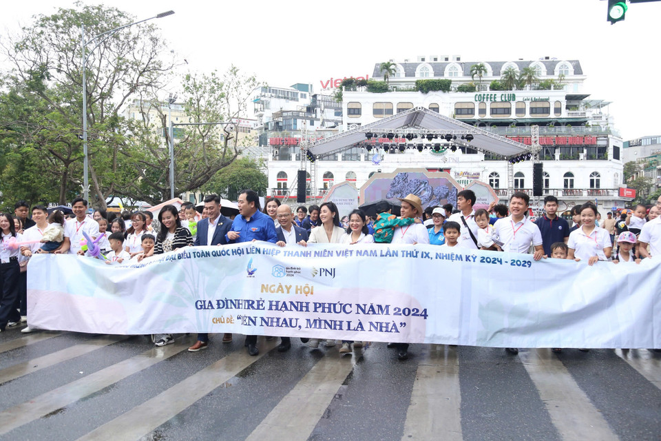 Chương trình có nhiều hoạt động nhằm gắn kết các thành viên trong gia đình như Đi bộ bên nhau mình là Nhà; tuyên dương gia đình trẻ tiêu biểu toàn quốc năm 2024, đêm nhạc Lời yêu thương muốn nói. Bên cạnh đó là triển lãm, giới thiệu các sản phẩm liên quan đến gia đình và nhiều hoạt động phong phú khác. (Ảnh: PV/Vietnam+)