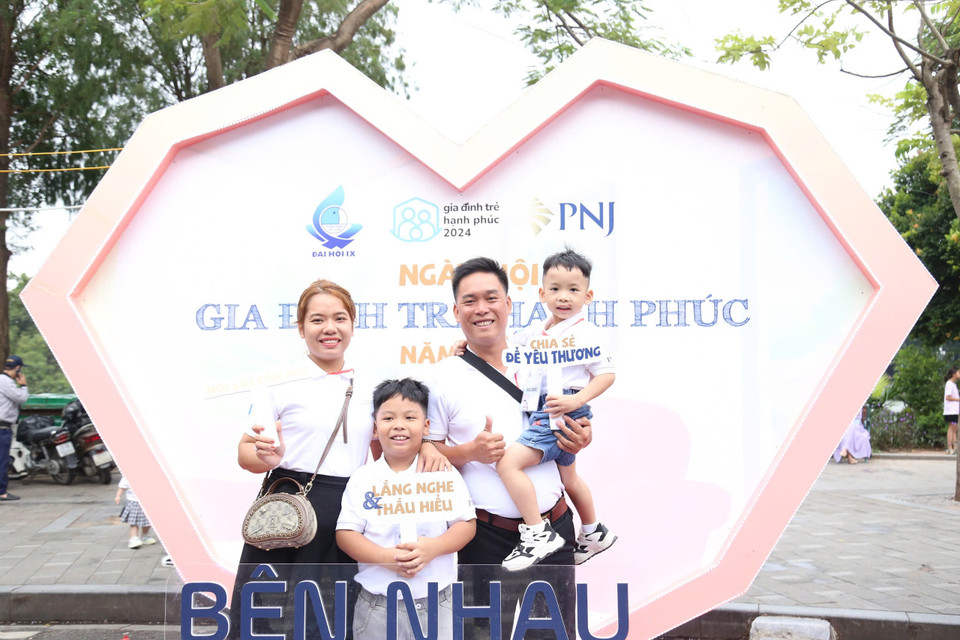 Chương trình Ngày hội Gia đình trẻ hạnh phúc năm 2024 với chủ đề "Bên nhau mình là Nhà" vừa được khai mạc sáng nay, 27/10, tại Quảng trường Đông Kinh Nghĩa Thục, thành phố Hà Nội. Chương trình nằm trong khuôn khổ Chiến dịch truyền thông Xây dựng Gia đình trẻ hạnh phúc năm 2024 do Trung ương Hội Liên hiệp Thanh niên Việt Nam tổ chức. (Ảnh: PV/Vietnam+)