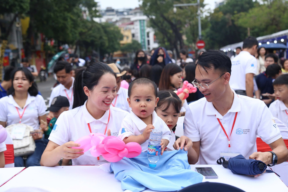 Tham gia ngày hội cũng là cơ hội để các gia đình bên nhau trong dịp cuối tuần. (Ảnh: PV/Vietnam+)
