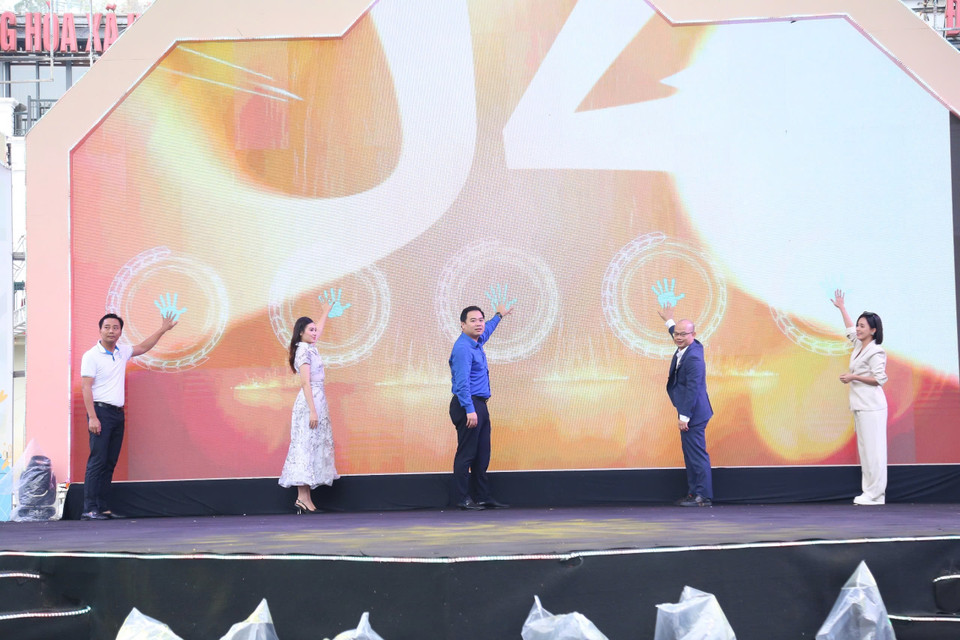 Ban tổ chức thực hiện nghi thức khai mạc chương trình, nhằm lan tỏa ý nghĩa, giá trị của hạnh phúc gia đình tới đông đảo các thanh niên, hội viên và cộng đồng xã hội để mọi người cùng tích cực xây dựng gia đình no ấm, hạnh phúc, bình đẳng, tiến bộ, góp phần tạo nên một xã hội hạnh phúc. (Ảnh: PV/Vietnam+)