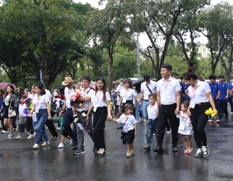Ngay sau chương trình khai mạc, các đại biểu và các gia đình trẻ đã cùng nhau đi bộ với chủ đề “Bên nhau mình là Nhà” và tham quan các gian hàng triển lãm, tham gia các hoạt động sôi nổi, hấp dẫn của Ngày hội. (Ảnh: PV/Vietnam+)