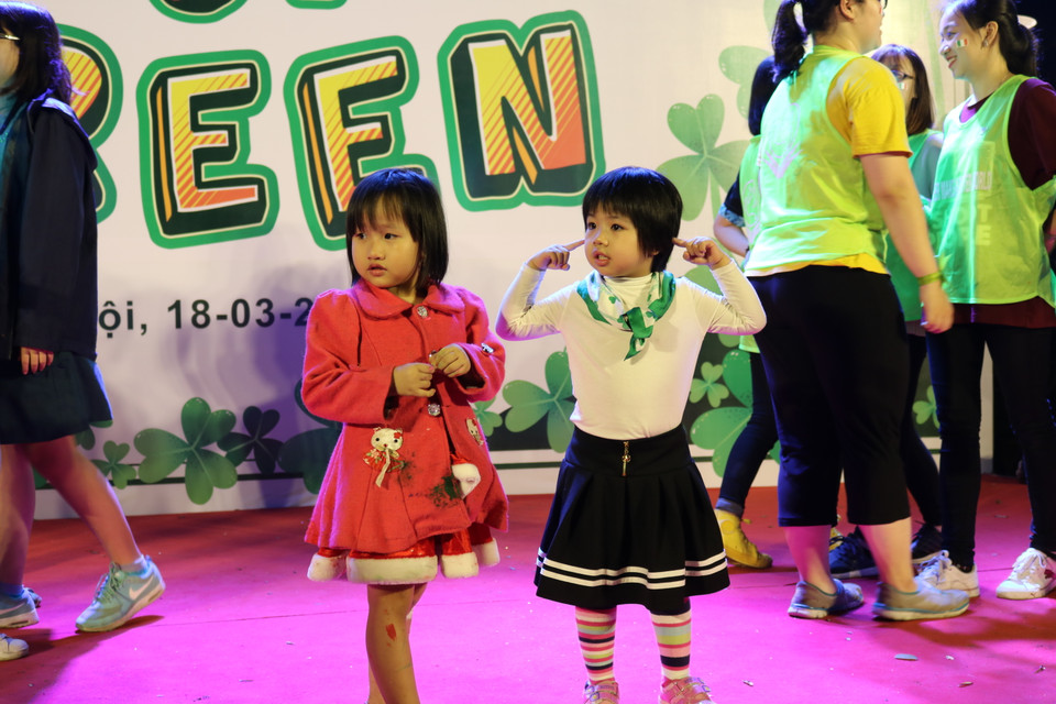 Niềm vui của các bạn nhỏ khi được hòa mình vào không khí lễ hội. (Ảnh: Vietnam+)