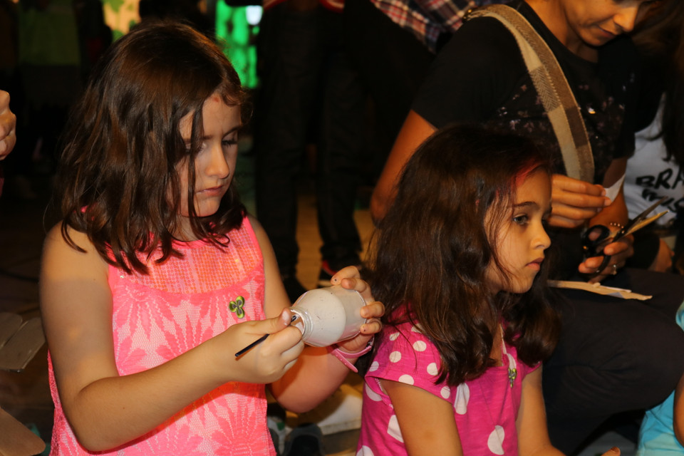 Những em nhỏ Ireland cùng nhau tự làm những sản phẩm thủ công. (Ảnh: Vietnam+)