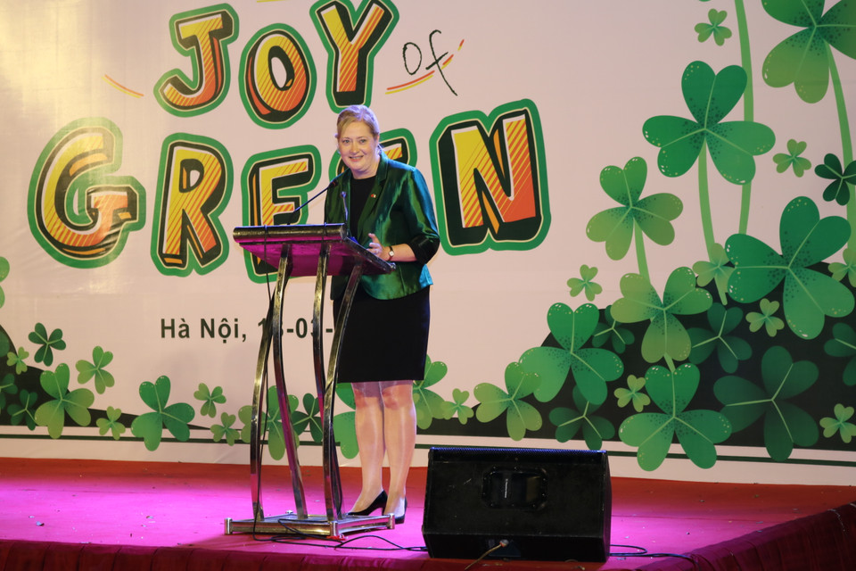 Đại sứ Ireland tại Việt Nam nhấn mạnh thông điệp của chiến dịch 'Nhuộm xanh Toàn cầu' và ý nghĩa của Ngày hội văn hóa Ireland tại Việt Nam 2017. (Ảnh: Vietnam+)