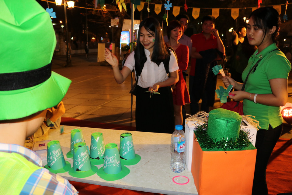 Những em nhỏ Ireland cùng nhau tự làm những sản phẩm thủ công. (Ảnh: Vietnam+)