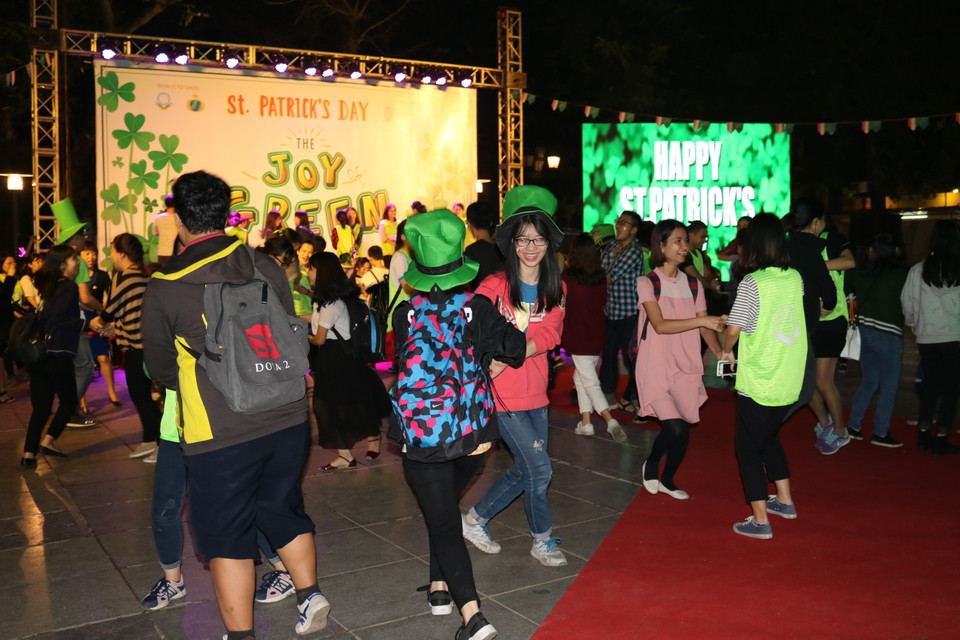 Chương trình nhằm giới thiệu những nét văn hóa đặc sắc của Ireland tới công chúng Việt Nam. Các tình nguyện viên và khán giả hòa cùng vào không khí sôi động của ngày hội. (Ảnh: Vietnam+)