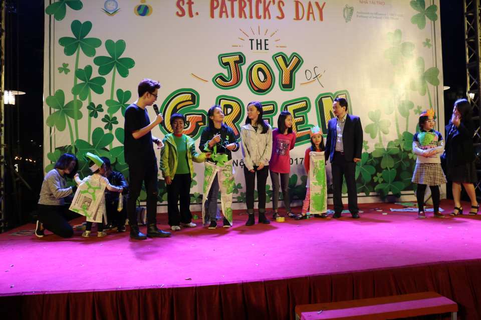 Không khí vui vẻ khéo dài đến tận cuối chương trình. Nhiều phần thi thú vị được tổ chức, trong đó, phần thi thiết kế trang phục với thông điệp bảo vệ môi trường thu hút sự chú ý của đông đảo người dân. (Ảnh: Vietnam+)