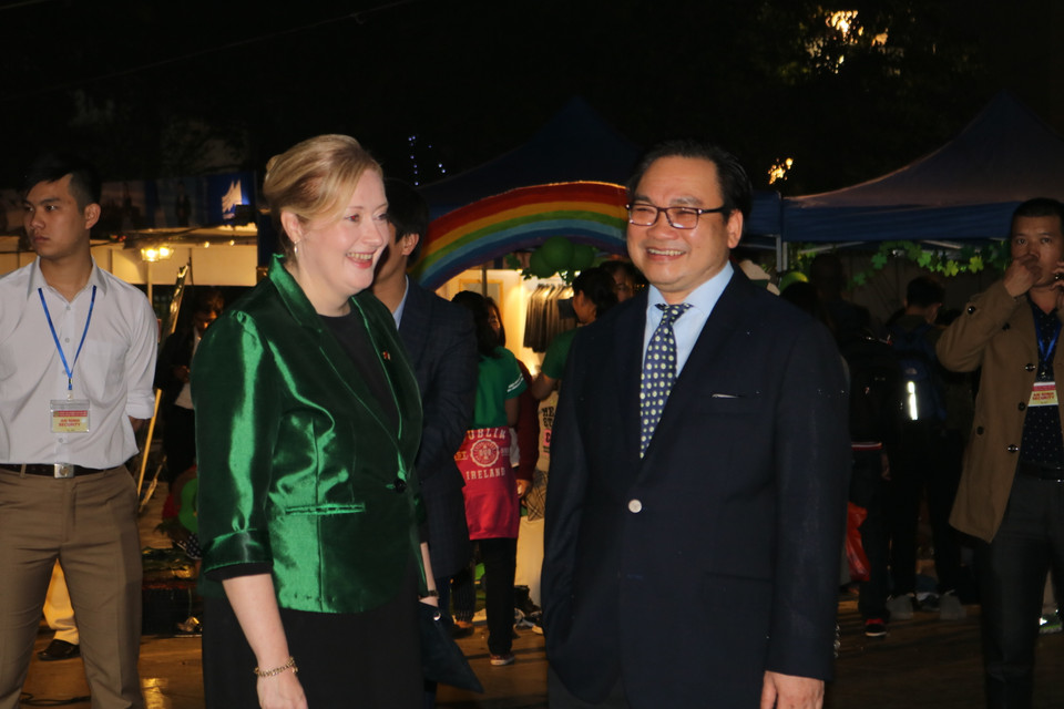 Đại sứ Ireland tại Việt Nam và Bí thư Thành ủy Hà Nội Hoàng Trung Hải trước giờ khai mạc sự kiện. (Ảnh: Vietnam+)