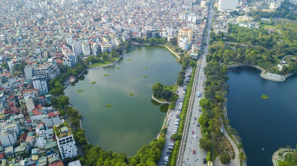 Hồ Ba Mẫu thuộc phường Phương Liên, quận Đống Đa, Hà Nội, nằm đối diện qua đường Lê Duẩn với hồ Bảy Mẫu. Đây là một tác phẩm trong bộ ảnh Những 'lá phổi xanh' của Hà Nội nhìn từ trên cao của tác giả Vũ Minh Đức. Bộ ảnh giành giải Nhất. 