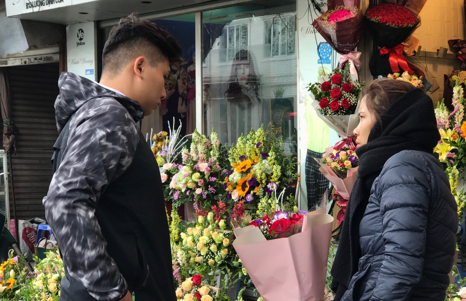 Trong ngày ý nghĩa này, khách hàng thường đi mua hoa từ sớm để có thể chọn được những bông hoa tươi ưng ý nhất. (Ảnh: Thu Uyên/Vietnam+)