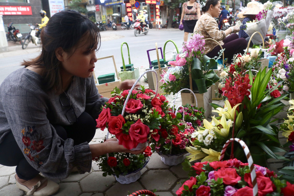 Hoa được cắm với nhiều kiểu dáng khác nhau. (Ảnh: Lương Mạnh/Vietnam+)