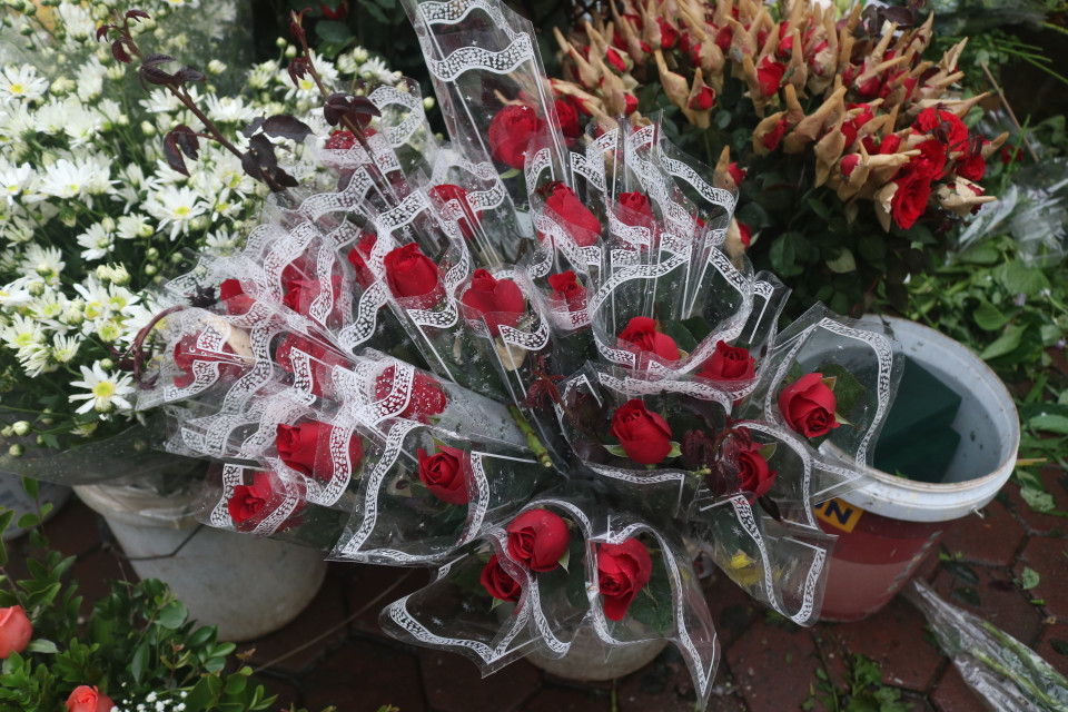 Hoa hồng vẫn là sự lựa chọn hàng đầu của bạn học sinh, sinh viên. (Ảnh: Thu Uyên/Vietnam+)