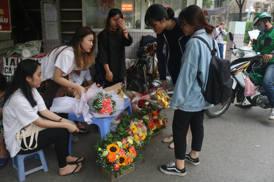 Bạn Trần My, thành viên một câu lạc bộ tình nguyện của Đại học Thương mại cho biết với việc mở tiệm hoa nhỏ ở cổng trường, câu lạc bộ vừa mong muốn được phục vụ hoa dịp 20/11 cho các bạn sinh viên với giá thành tốt nhất vừa để gây quỹ từ thiện cho các hoạt động tình nguyện sau này. (Ảnh: Thu Uyên/Vietnam+)