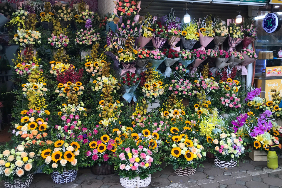 Người mua có nhiều sự lựa chọn: từ những bông hồng đơn cho đến lẵng hoa sang trọng. (Ảnh: Lương Mạnh/Vietnam+)