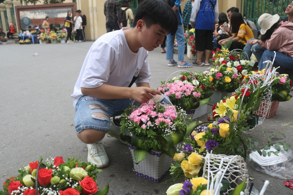 Hoa được bày bán nhiều ở gần các trường học. (Ảnh: Lương Mạnh/Vietnam+)