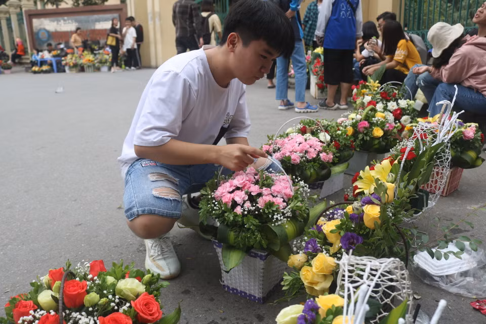 Hoa được bày bán nhiều ở gần các trường học. (Ảnh: Lương Mạnh/Vietnam+)
