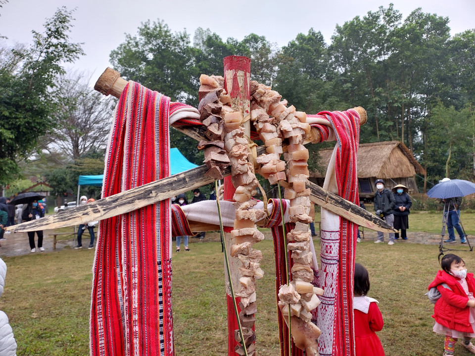 Những vật quan trọng trong lễ cưới có 2 xâu thịt heo và gan heo, 2 khăn choàng truyền thống của 2 bên gia đình treo trên 2 con dao gỗ. Theo quan niệm xưa nếu đôi trai gái xảy ra xích mích trong lễ cưới thì cô gái phải lấy khăn choàng đó treo cổ, chàng trai phải lấy dao tự đâm mình. (Ảnh: Minh Thu/Vietnam+)