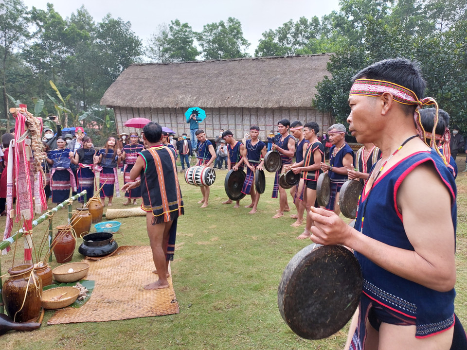 Ông mối đọc lời thề rằng nếu chàng trai bỏ cô gái hoặc ngược lại, sẽ phải đền một con trâu, một tạ heo và 50 ché rượu. (Ảnh: Minh Thu/Vietnam+)
