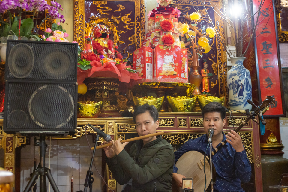 Mỗi giá đồng đều được trình diễn cùng những bài hát văn tán dương công đức các vị thánh thần. (Ảnh: Minh Thu/Vietnam+)