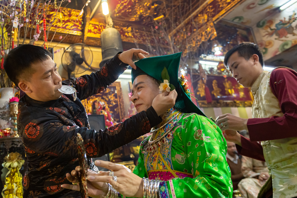 Các thanh đồng luôn có người giúp dâng khăn áo, thay lễ phục sau mỗi giá đồng được gọi là ''tay Quỳnh, tay Quế". (Ảnh: Minh Thu/Vietnam+)