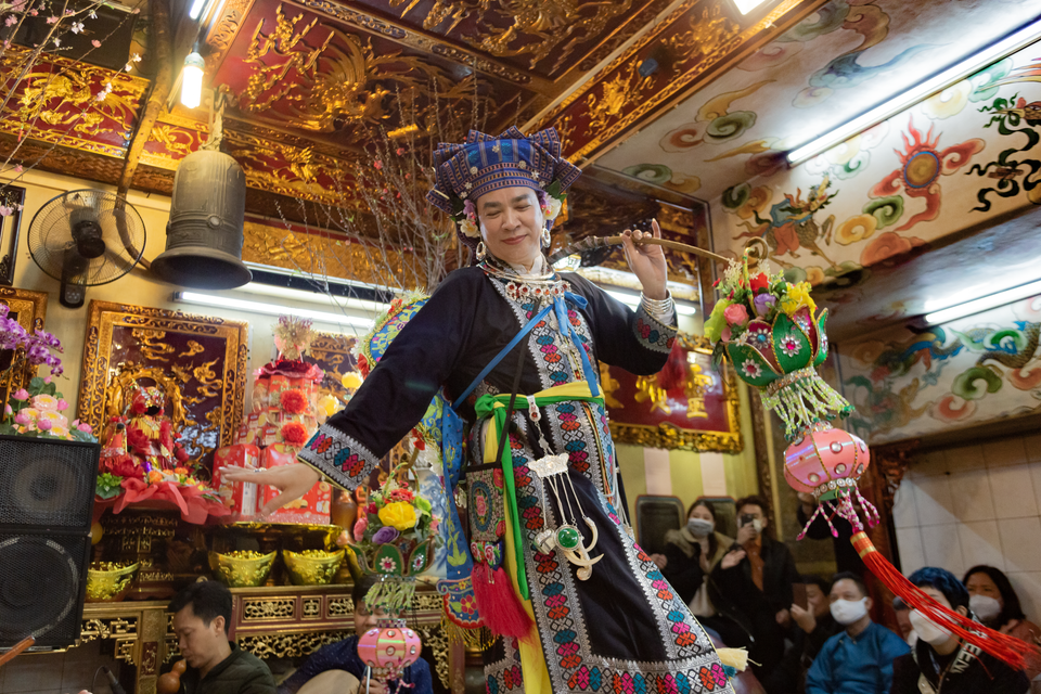 Giá Chầu Bé đền Bắc Lệ, Lạng Sơn. Tương truyền rằng, Chầu Bé Bắc Lệ là do Mẫu Thượng Ngàn hóa thân, chầu có phép thần thông, ra sức giúp vua Lê Thái Tổ trong cuộc kháng chiến mười năm chống quân Minh. Lời văn ca ngợi Chầu Bé có câu: "Ai lên tới Cao Sơn xứ Lạng/ Hỏi thăm đền Chầu Bé nơi nao/ Hỏi ra Bắc Lệ đi vào/ Ngôi đền chầu ngự thấp cao/ mấy tầng/ Ngàn cỏ hoa nghiêng mình rủ lá/ Bầy chim muông bách thú quỳ tâu/ Chim oanh ríu rít bên lầu...” (Ảnh: Minh Thu/Vietnam+)